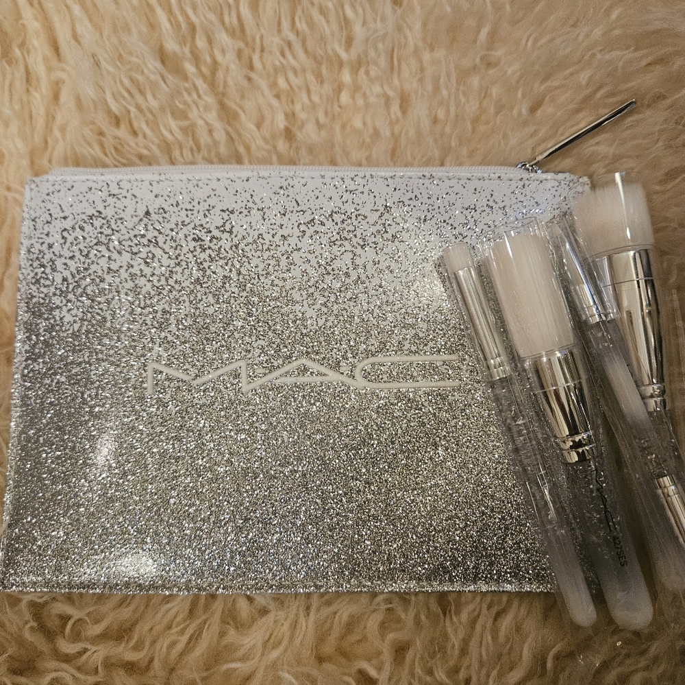 MAC Brush of Snow Essential Brush Kit 5 Piece Set NIB Limited Edition - Picture 2 of 7